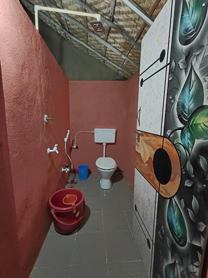 Waterfall Guesthouse ฮัมปี ภายนอก รูปภาพ