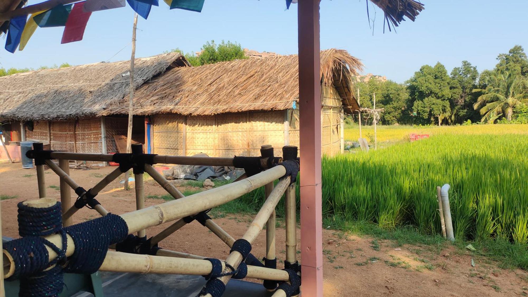 Waterfall Guesthouse ฮัมปี ภายนอก รูปภาพ