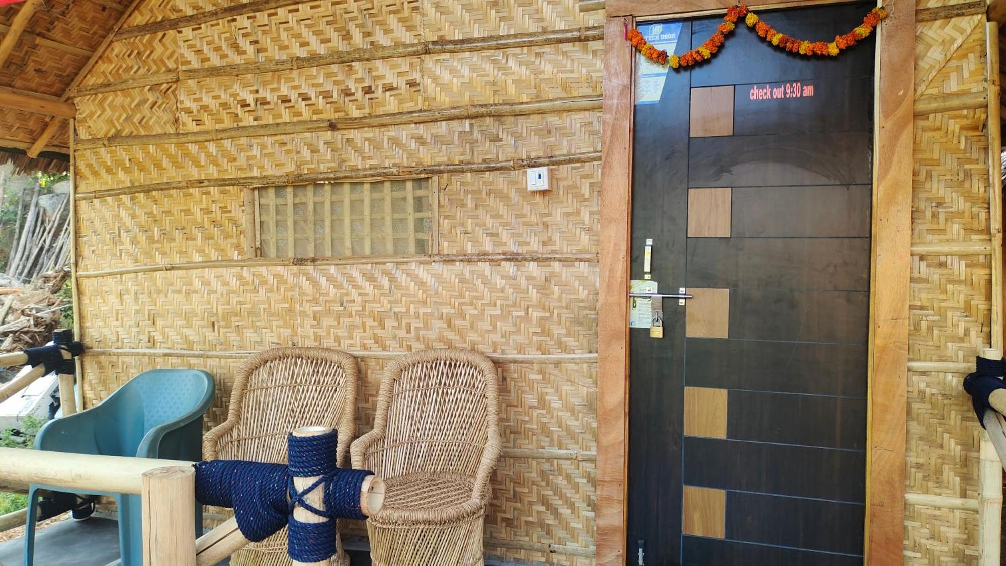 Waterfall Guesthouse ฮัมปี ภายนอก รูปภาพ